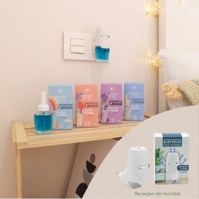 difusor elétrico de ambiente branco montado na parede com quatro caixas de recargas coloridas num suporte de madeira