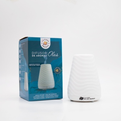 Difusor de aromas branco e embalagem azul com difusor da marca La Casa de los Aromas