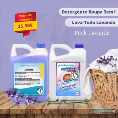 Pack de detergentes lavanda com rótulos azuis e lilases em garrafas plásticas sobre mesa de madeira com flores de lavanda e cesta de roupa.