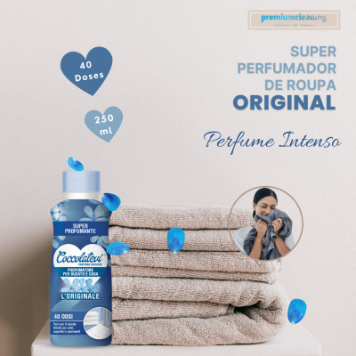 Frasco azul e branco do perfumador Coccolino L'Originale junto a toalhas bege e pétalas azuis