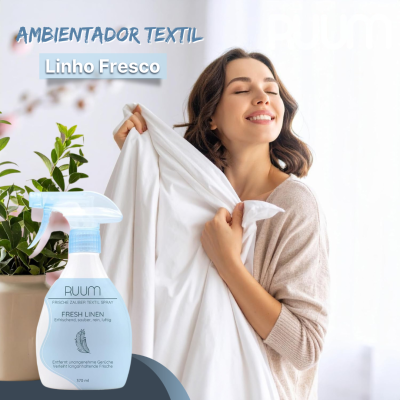 Spray ambientador têxtil 'Fresh Linen' RUUM junto a mulher a cheirar tecido branco e planta