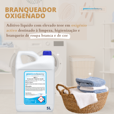 Branqueador oxigenado Premiumcleaning em recipiente branco de 5 litros com toalhas num cesto de vime, em ambiente de lavandaria.