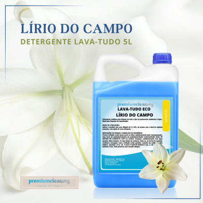 Frasco azul de detergente lava-tudo Lírio do Campo com rótulo branco e azul e imagem de lírio branco.