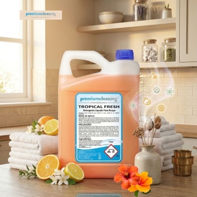 Recipiente de detergente líquido para roupa tropical fresh numa cozinha com frutos e flores ao redor
