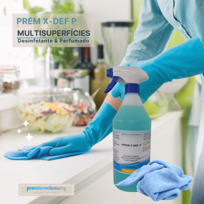 Frasco de spray azul de desinfetante multiúsos, pano microfibra azul, pessoa a limpar bancada branca