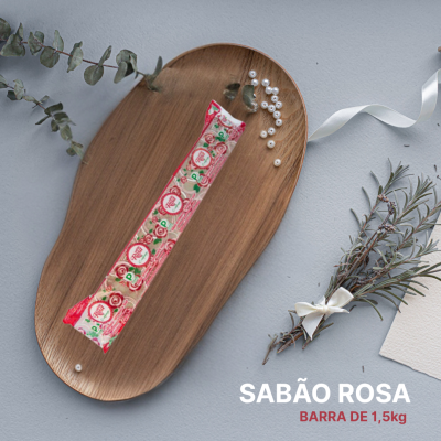 Barra de sabão rosa numa bandeja de madeira com flores secas e pérolas