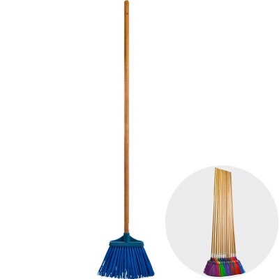 Vassoura com cabo de madeira e cabeça de cerdas azuis, conjunto de cabos coloridos ao lado
