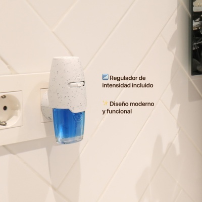 Dispositivo elétrico branco com recipiente de vidro azul ligado a tomada numa parede de azulejos