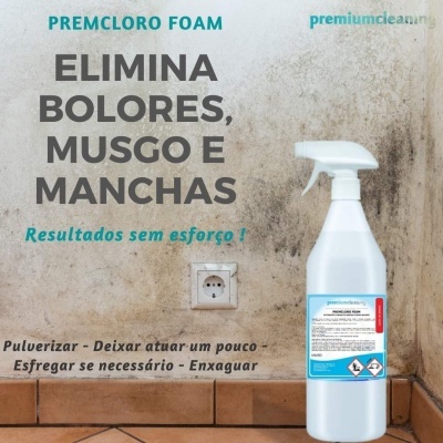 Frasco branco de spray de limpeza com bolor e musgo na parede ao fundo