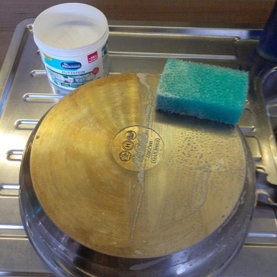 Pódio de aço inoxidável com esponja azul e recipiente de desengordurante