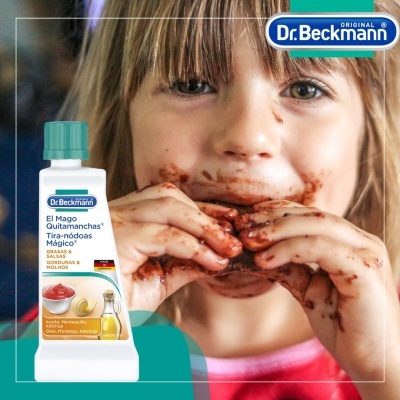 Produto líquido Dr. Beckmann para tirar nódoas com criança suja de chocolate
