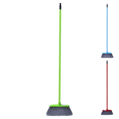 Vassoura com cabo comprido em três cores: verde, azul e vermelho.