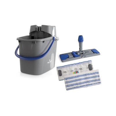 Conjunto de limpeza com balde cinzento, esfregona azul e cinzenta, e panos de microfibra azuis e branco.