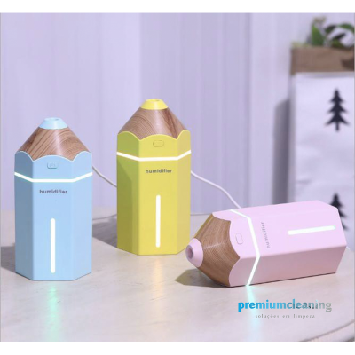 Humidificadores coloridos em formato de lápis com topo madeira sobre mesa clara