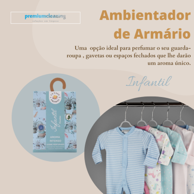 Ambientador de armário infantil em embalagem azul ao lado de roupas de bebé penduradas.