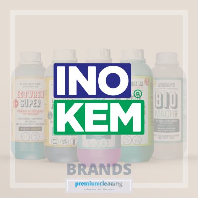 Frascos de detergentes coloridos com rótulos e logotipo INOKEM em destaque