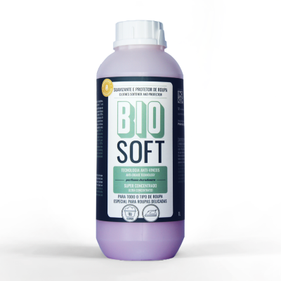 Frasco de amaciante BIO SOFT lilás com rótulo branco e preto e tampa branca
