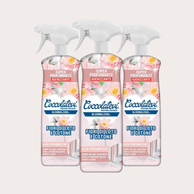 Três frascos de spray desinfetante Coccolatevi com rótulo rosa e flores