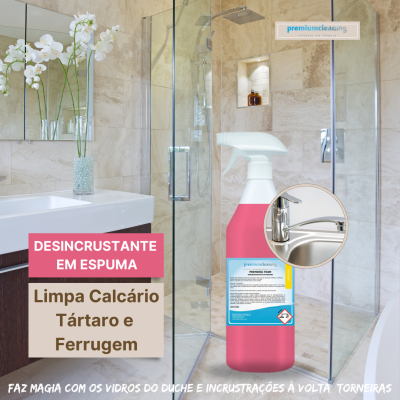 Limpa calcário, tártaro e ferrugem em spray rosa numa casa de banho com azulejos bege e pia branca com flores.