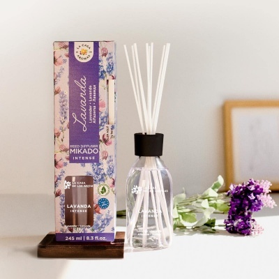 Difusor Mikado Intense de aroma lavanda com embalagem roxa e ramo de lavanda fofa