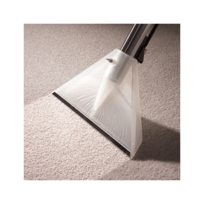 Aspirador a limpar tapete bege com bocal transparente