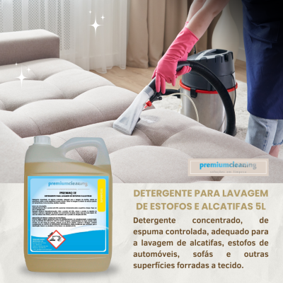 Detergente para lavagem de estofos e alcatifas 5L ao lado de estofos bege e máquina de limpeza.