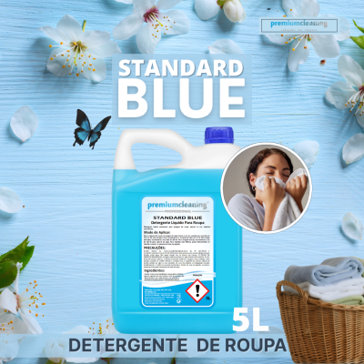 Galão de detergente azul standard blue com rótulo e cesta de roupa ao lado