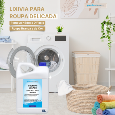 Recipiente de lixívia para roupa delicada junto a máquina de lavar roupa e cestos de roupa no ambiente de lavandaria