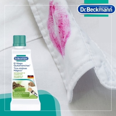 Produto tira-nódoas Dr. Beckmann ao lado de tecido branco com mancha rosa