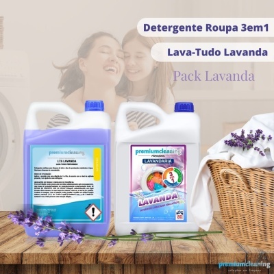 Frascos de detergente lavanda em mesa de madeira com flores da mesma planta e cesto de roupa branca.