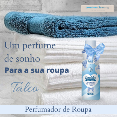 Frasco azul claro de perfumador de roupa Talco da marca Coccolatevi com laço azul sobre toalhas dobradas