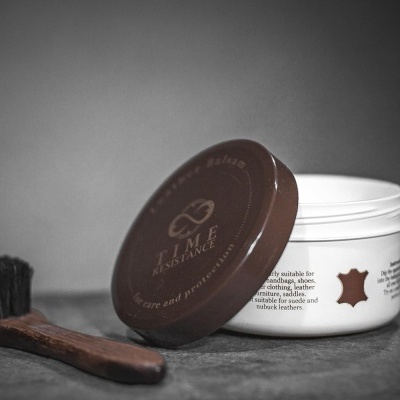 Creme para polir couro com escova em fundo cinzento