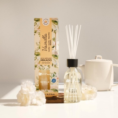 Difusor Mikado Vanilla Intense em frasco de vidro com embalagem decorada floral