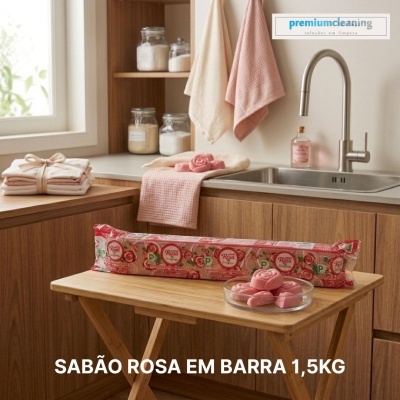 Barra de sabão rosa embalada e sabonetes rosa em mesa de madeira na cozinha