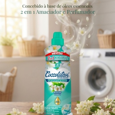 Frasco de amaciador e perfumador Coccolateu com flores brancas e cenário de lavandaria