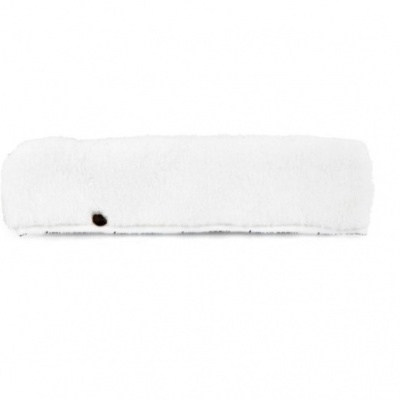 Faixa de tecido branco felpudo com mancha escura