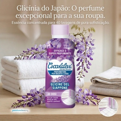 Frasco roxo de perfume concentrado Coccolateu com flores lilases e toalhas ao fundo
