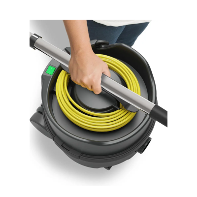 Aspiradora robô preta com mangueira amarela enrolada e tubo metálico, mão segurando tubo