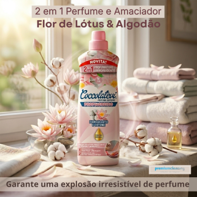 Frasco rosa de perfume e amaciador com flores e toalhas ao fundo