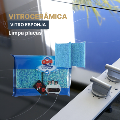 Esponjas azuis para vitrocerâmica em pacote azul sobre placa vitrocerâmica preta com botões cinzentos