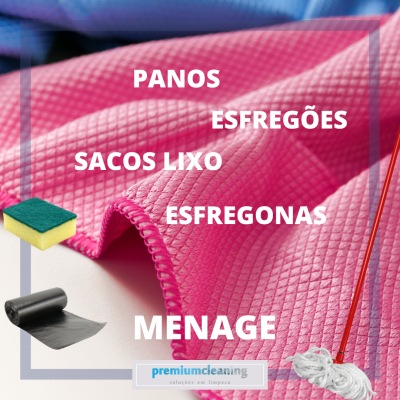 Produtos de limpeza incluindo panos rosa, esponja, sacos de lixo e esfregão com texto promocional.