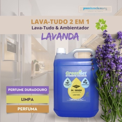 Embalagem azul de detergente ecológico Greenbet M-Wash Lavanda junto a ramo de lavanda em cozinha moderna.