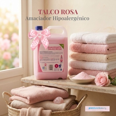 Frasco rosa de suavizante Talco Rosa com toalhas empilhadas ao lado e pó rosa em prato.