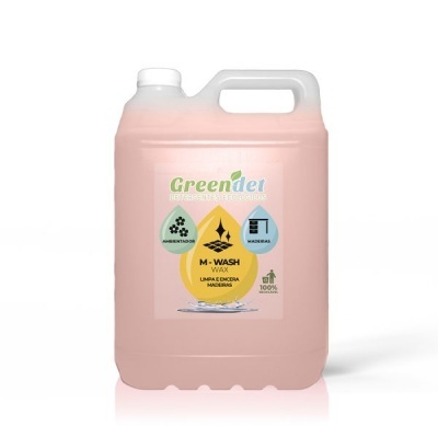 Recipiente plástico com líquido rosa e rótulo Greendet M-WASH WAX.