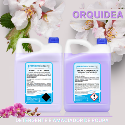 Dois frascos de detergente e amaciador de roupa lilás com etiquetas e flores de orquídea ao fundo
