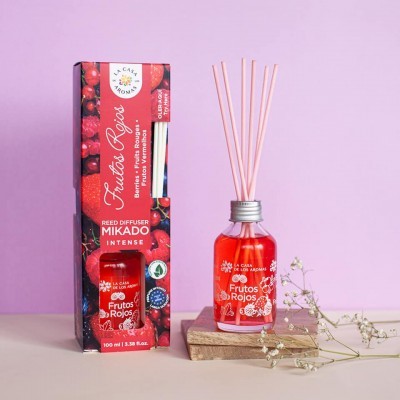 Difusor Mikado Frutos Rojos em frasco de vidro vermelho com varetas, ao lado da embalagem com imagens de frutos vermelhos.