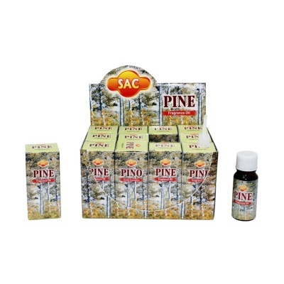 Frasco pequeno de óleo com rótulo PINE Fragrance Oil e várias caixas semelhantes em exibição