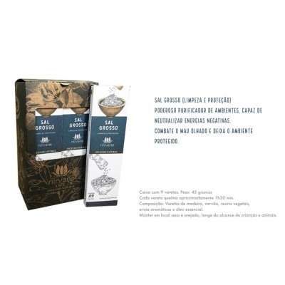 Embalagem de sal grosso com varetas de madeira e texto descritivo ao lado.