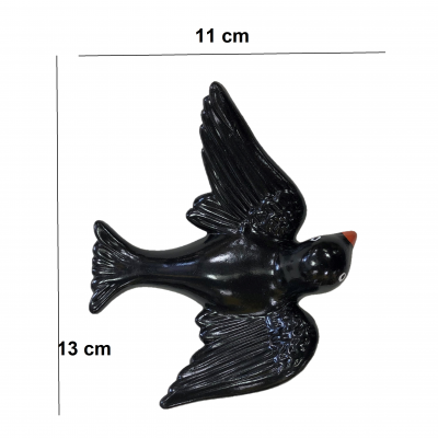 Figura decorativa de pássaro preto com bico laranja