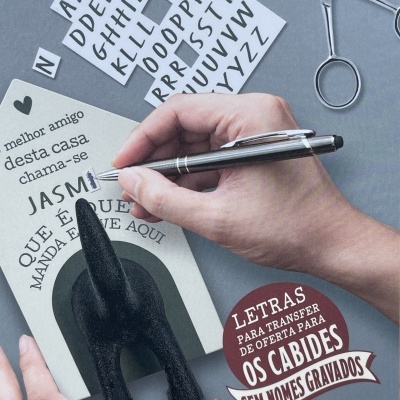 Placa decorativa em forma de casa com pata de gato preta e letras para transferir texto em português